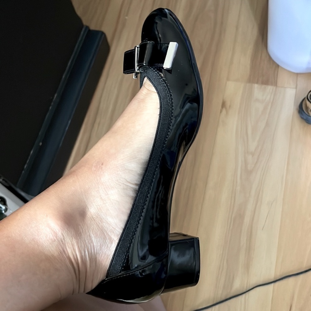 DAÑA Buchman Black Patent Leather Bow 1” Heels. Size 9. D350/A